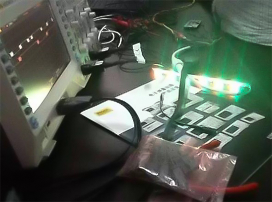 Chequeo de vallas publicitarias LED en el laboratorio