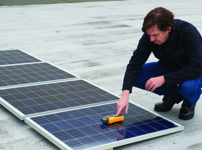 Технік-монтажник сонячних панелей
