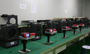 Процес періодичного калібрування тепловізорів на спеціалізованому стенді
