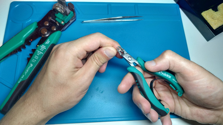 Cutting pliers