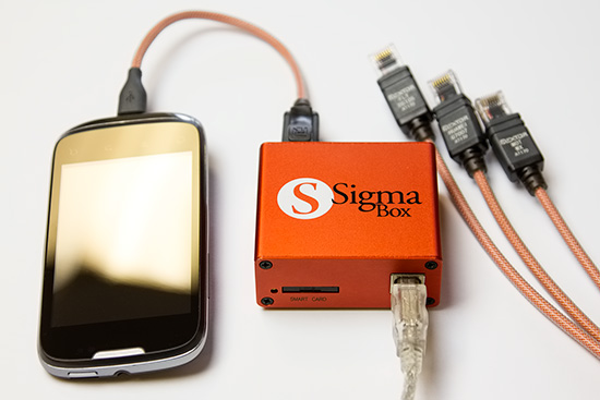 Caja para liberación SigmaBox con el juego de cables y un teléfono conectado