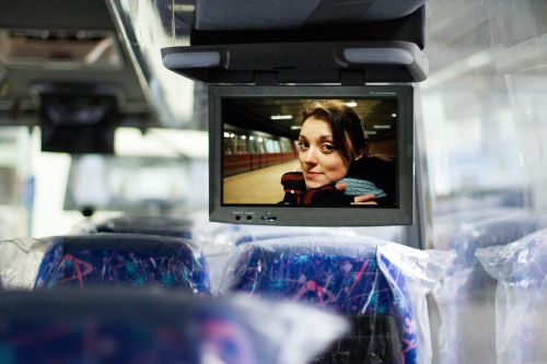 Instalación de una pantalla del techo en el autobús