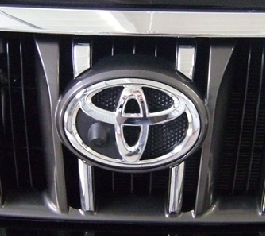Cámara de visión delantera instalada en el emblema de  Toyota